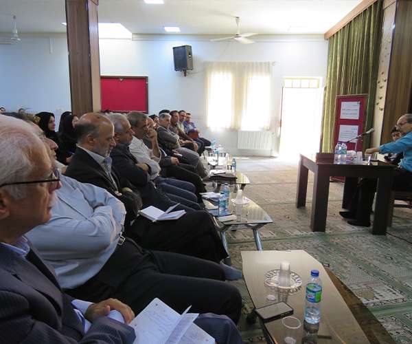 نشست دکتر ناصرمهدوی در جمع معلمان