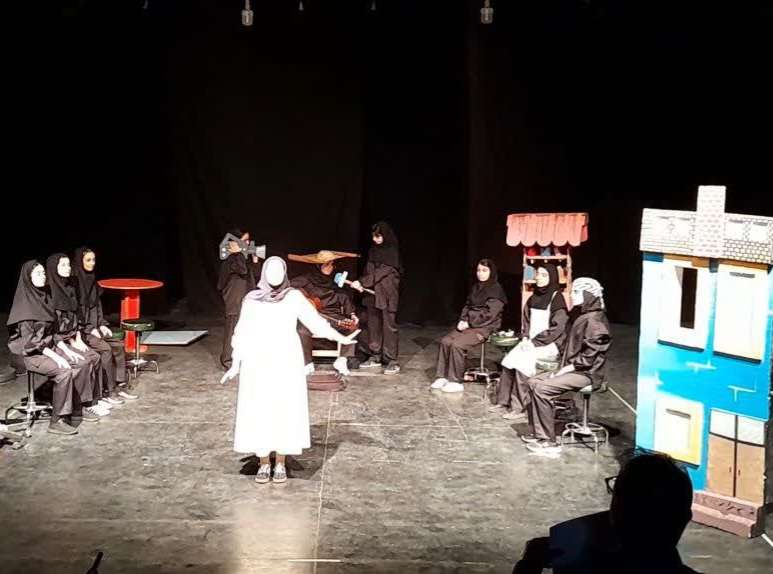 کسب رتبه ی اول استان با نمایش صحنه ای دریای رنگی