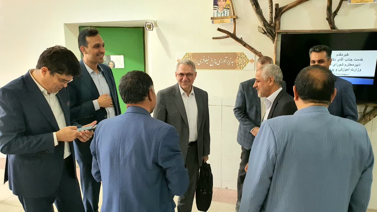 بازدید دکتر امانی، مدیرکل شورای عالی آموزش و پرورش، از کلاس فیزیک دبیرستان حضرت جوادالائمه (ع)