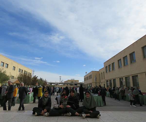 بازارچه خیریه دبیرستان دخترانه دوره اول