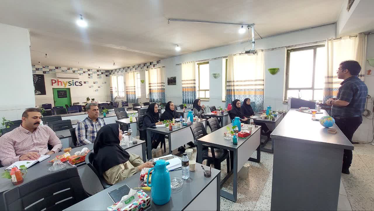 برگزاری دوره آموزشی سامانه جدید ثبت نام دانش آموزان در مجتمع آموزشی